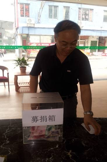 （公司常務(wù)副總經(jīng)理鄭全熱心募捐現場(chǎng)）