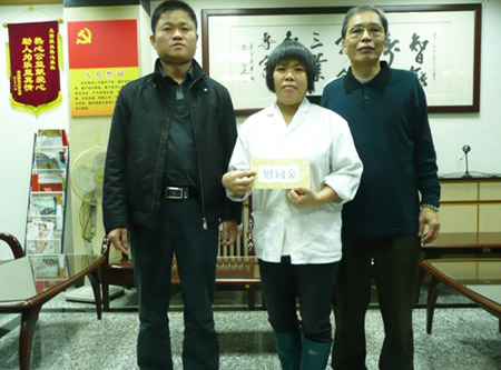  公司工會(huì )副主席王偉（左）、員工萬(wàn)遠萍（中）、公司工會(huì )主席孔慶新（右）在發(fā)放現場(chǎng)