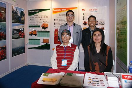 三業(yè)參展工作人員在設計簡(jiǎn)約大方的展位前合照