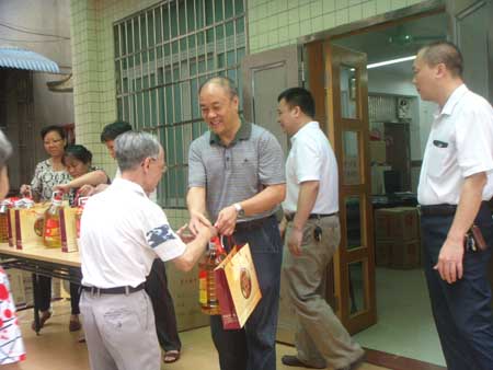 廣州三業(yè)公司常務(wù)副總經(jīng)理鄭全先生為居民送上慰問(wèn)品