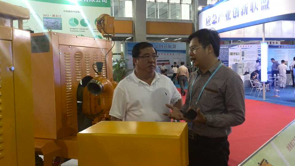 中國應急技術(shù)產(chǎn)品展覽會(huì )現場(chǎng)與德國客戶(hù)交談