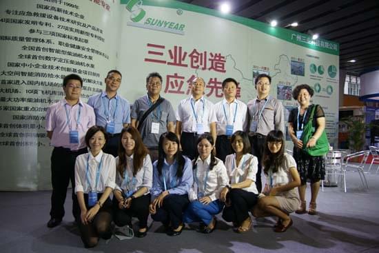 我司領(lǐng)導與工作人員在應急展會(huì )上合照