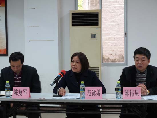 區人大常委會(huì )副主任、區總工會(huì )主席范泳嫦總結講話(huà) 
