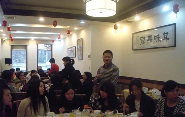 公司工會(huì )主席王偉代表公司領(lǐng)導向全體女職工表示節日祝賀和問(wèn)候  