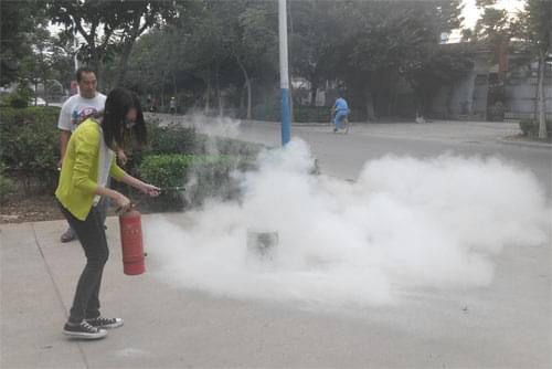 練習如何使用滅火器