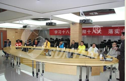 圖為我司應用總工程師王偉給客戶(hù)進(jìn)行產(chǎn)品的理論培訓
