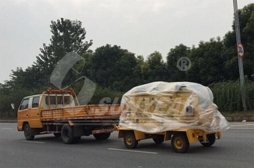 圖為皮卡車(chē)拖動(dòng)移動(dòng)泵車(chē)到排水現場(chǎng)