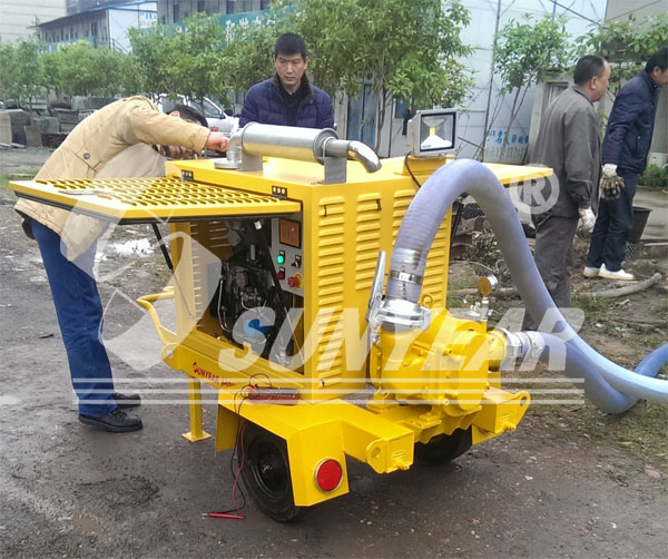 衡陽(yáng)市建工作人員在對移動(dòng)泵車(chē)各方面性能進(jìn)行測試觀(guān)察