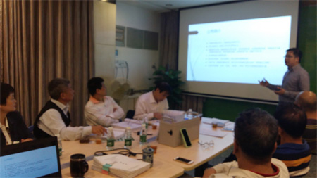 公司副總經(jīng)理鄭建偉先生在會(huì )議上作工作報告
