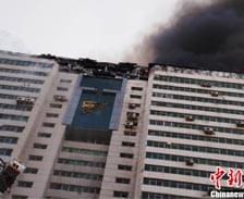 蘭州市中心高層建筑失火 消防營(yíng)救260余名群眾