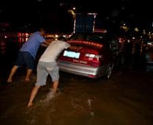 廣州突降大暴雨 多地水浸堵車(chē)