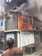 成都一餐館起大火好嚇人 男子緊急疏散住戶(hù)反應快