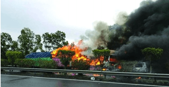 越秀民警出差路上突遇車(chē)禍 眼見(jiàn)大火燒起停車(chē)去救援