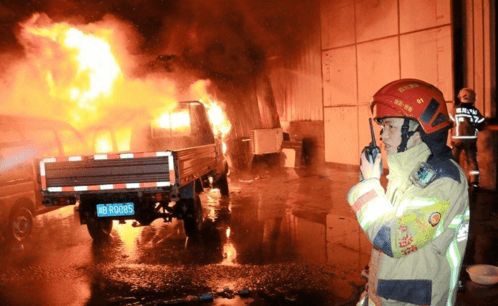 四川綿陽(yáng)汽車(chē)修理廠(chǎng)深夜突發(fā)大火 當地消防緊急救援