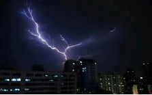 福建省連遭暴雨襲擊多地發(fā)紅色預警 一晚打雷4518次