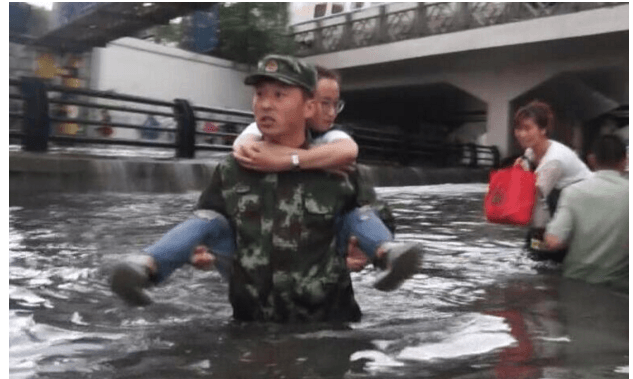 暴雨淹蓋車(chē)輛多人被困車(chē)內，途經(jīng)的消防員英勇救人