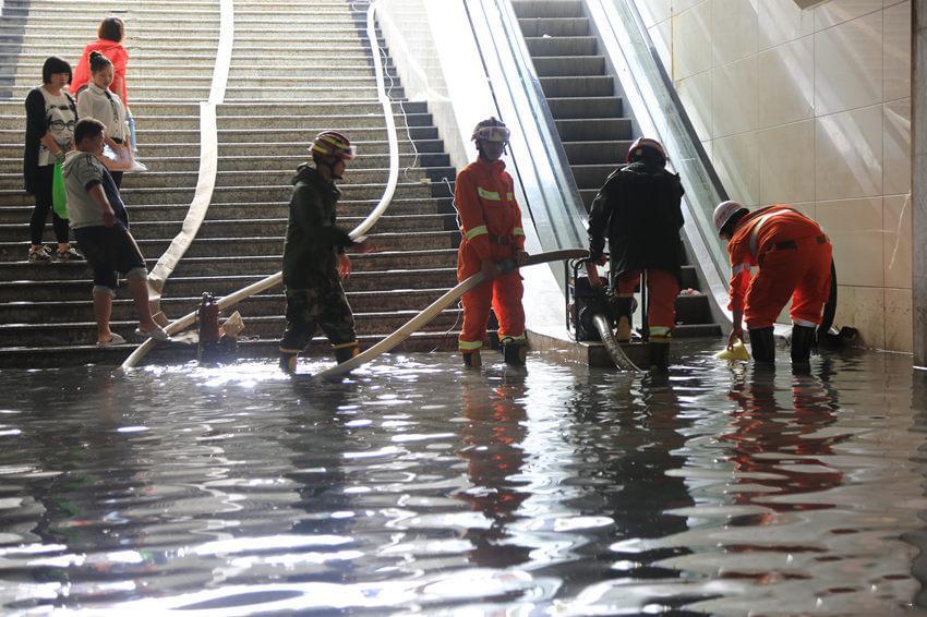 云南昭通市暴雨內澇 消防部隊全力排水搶險