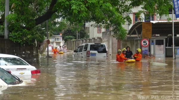 特大暴雨來(lái)襲，廈門(mén)半日變水城